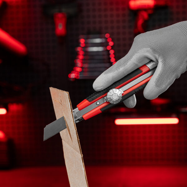 Нож, 18 мм, выдвижное лезвие, металлическая направляющая, винтовой фиксатор лезвия Matrix