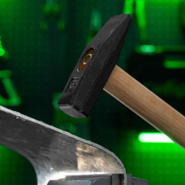 Молоток слесарный 800 г, квадратный боек, деревянная рукоятка Сибртех — изображение 9